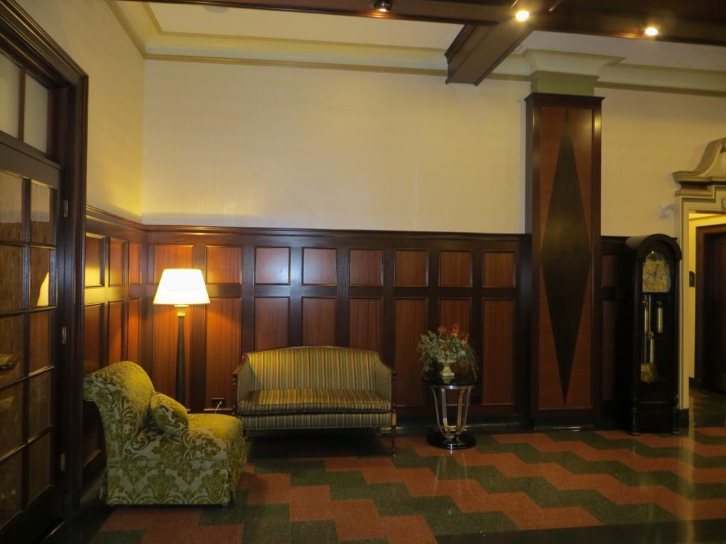 คาร์ลตัน ออฟ โอ๊ก พาร์ค Hotel โอ๊คพาร์ค ภายนอก รูปภาพ